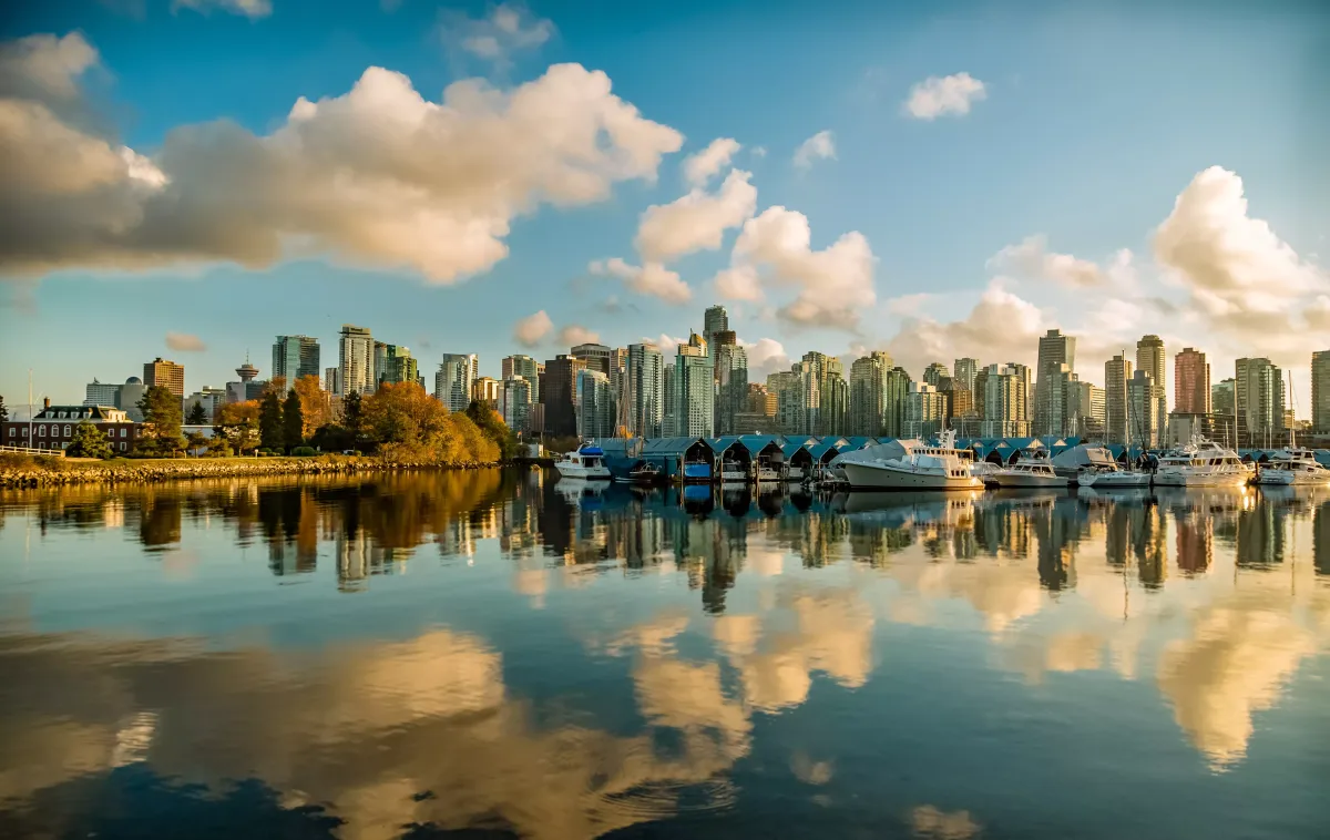 Centre-ville de Vancouver vu au bord de l'eau