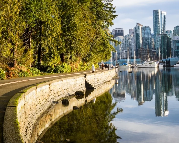 La digue de Stanley Park longeant l'océan