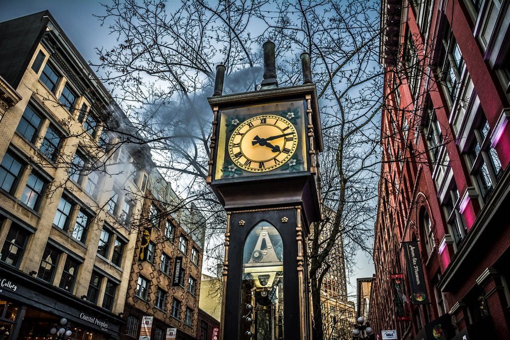 L’horloge à vapeur de Gastown entre les bâtiments historiques
