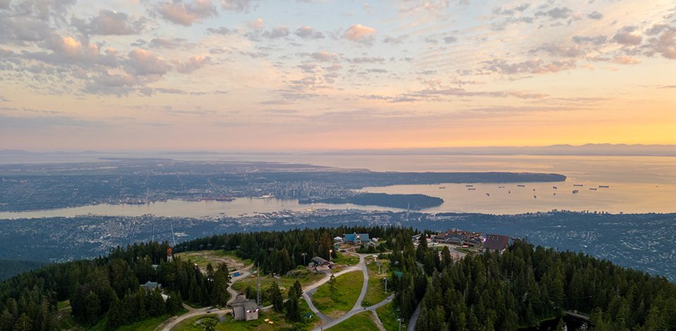 La vue sur Vancouver et la baie depuis le sommet de Grouse Mountain