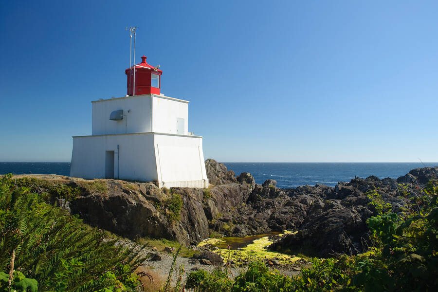 Le phare d’Amphitrite sur les rochers noirs, au bord de l’océan