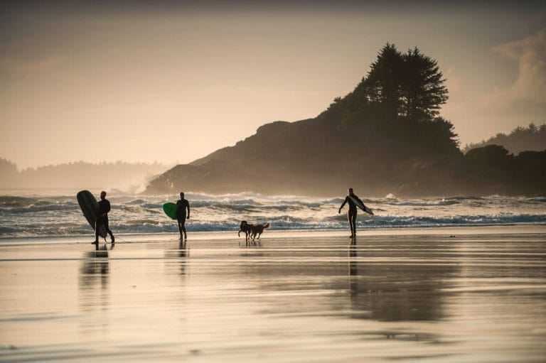 Un surfeur dans les vagues de Cox Bay