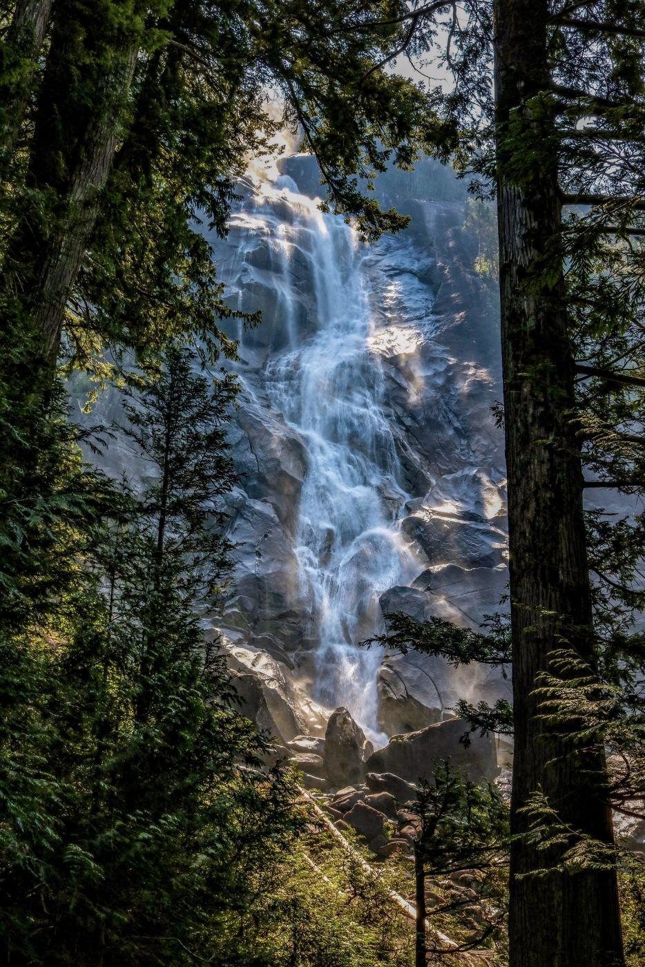 Les chutes Shannon tombant entre les arbres, près de Squamish