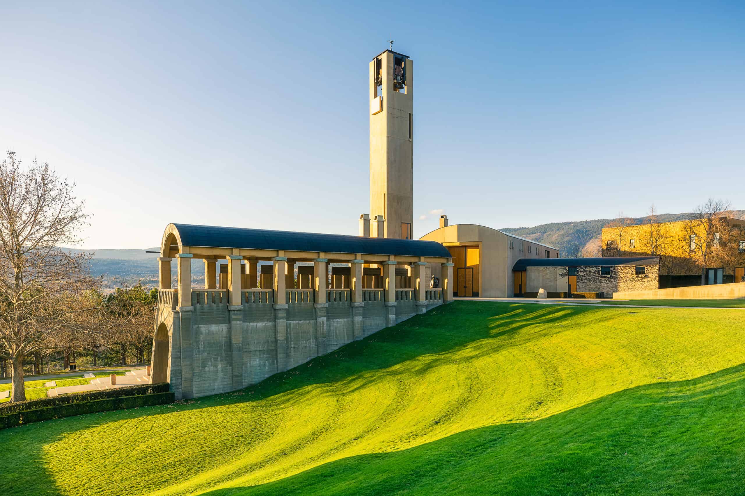 Le clocher du vignoble Mission Hill et sa loggia au-dessus des pelouses, à West Kelowna