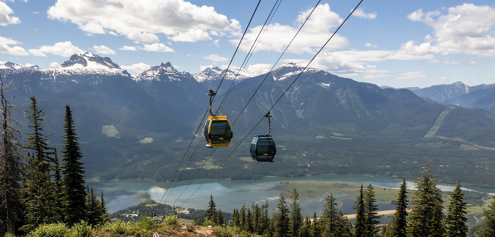 Les cabines de la gondole de Revelstoke au-dessus de la vallée du fleuve Columbia