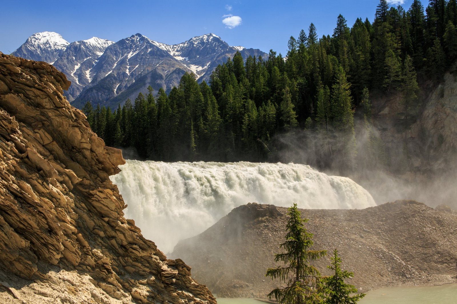 Les chutes Wapta, larges et puissantes, devant les sommets de Yoho