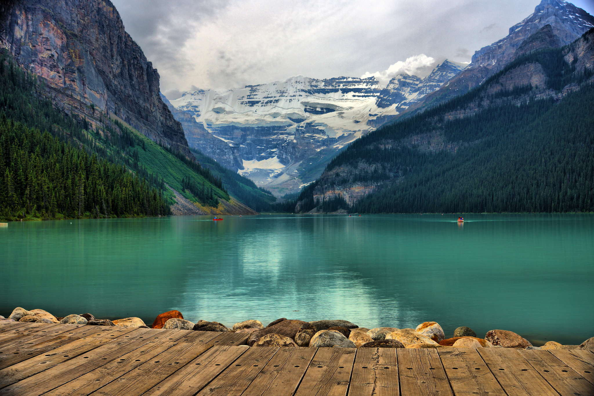 Lac Louise avec eau turquoise, forêt et glaciers