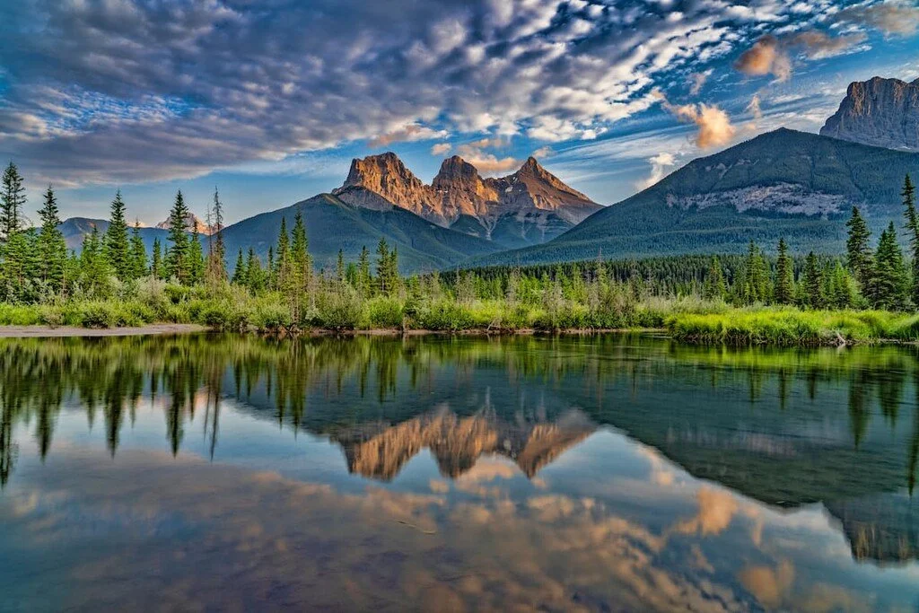 Les montagnes Three Sisters derrière Canmore en Alberta