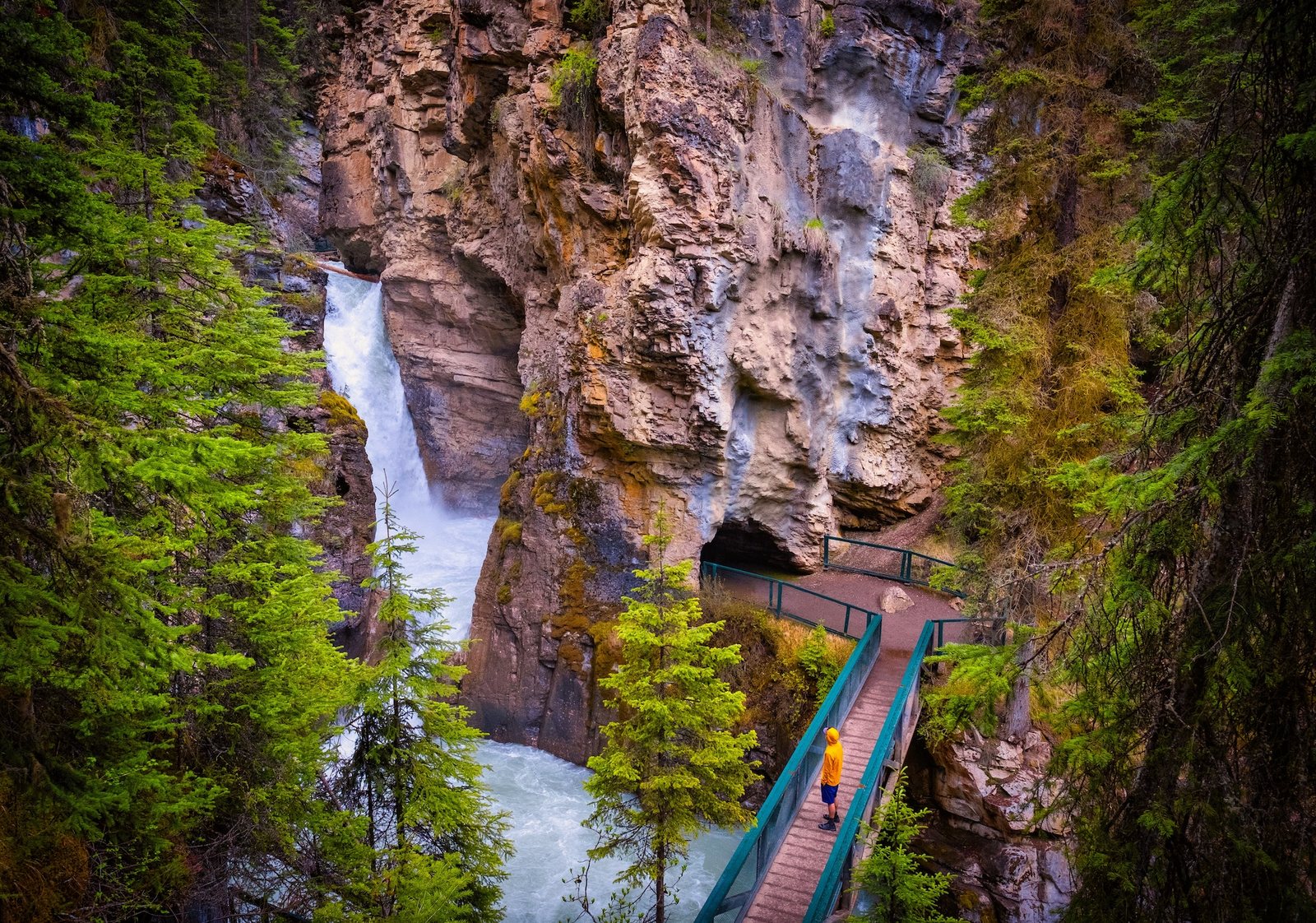 La passerelle de Johnston Canyon au-dessus de l’eau turquoise, devant les chutes