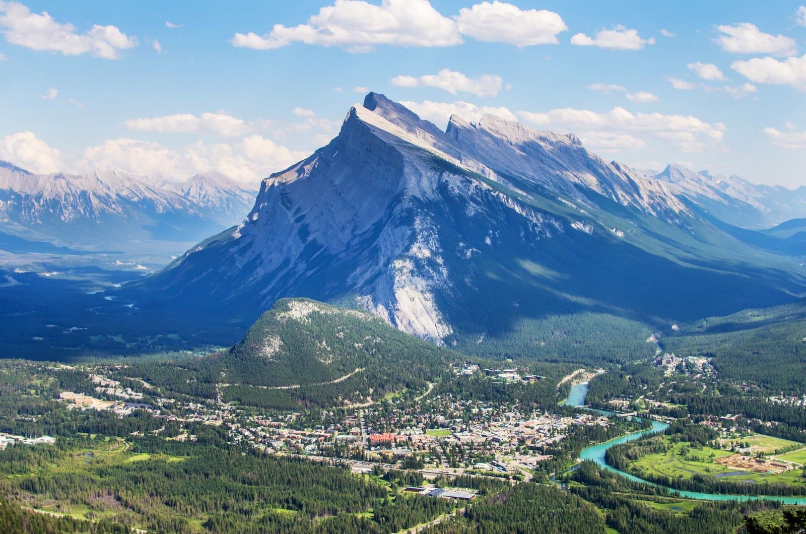 Vue aérienne de la ville de Banff, de la rivière Bow et du mont Rundle