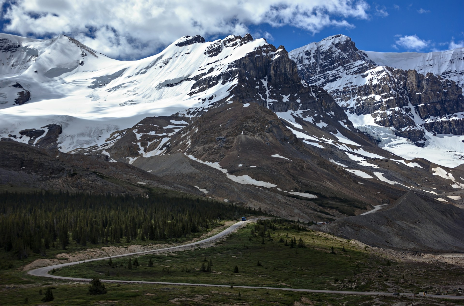 Le glacier Athabasca et les sommets du champ de glace Columbia, la route au premier plan
