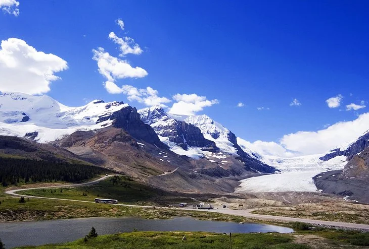 La langue du glacier Athabasca descendant vers la promenade des Glaciers