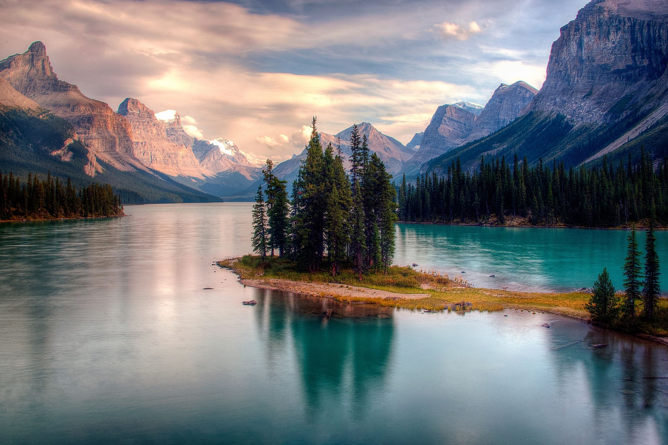 Spirit Island et ses épinettes sur le lac Maligne, au crépuscule