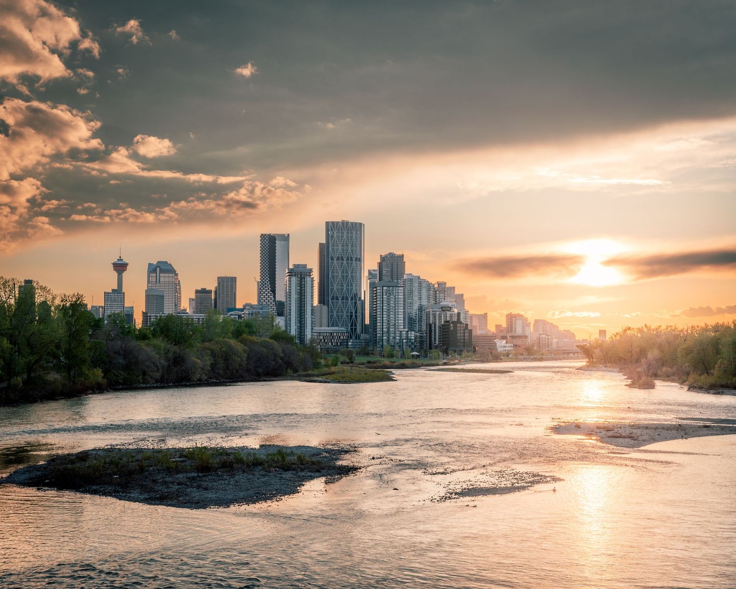 Centre-ville de Calgary et rivière Bow au coucher du soleil