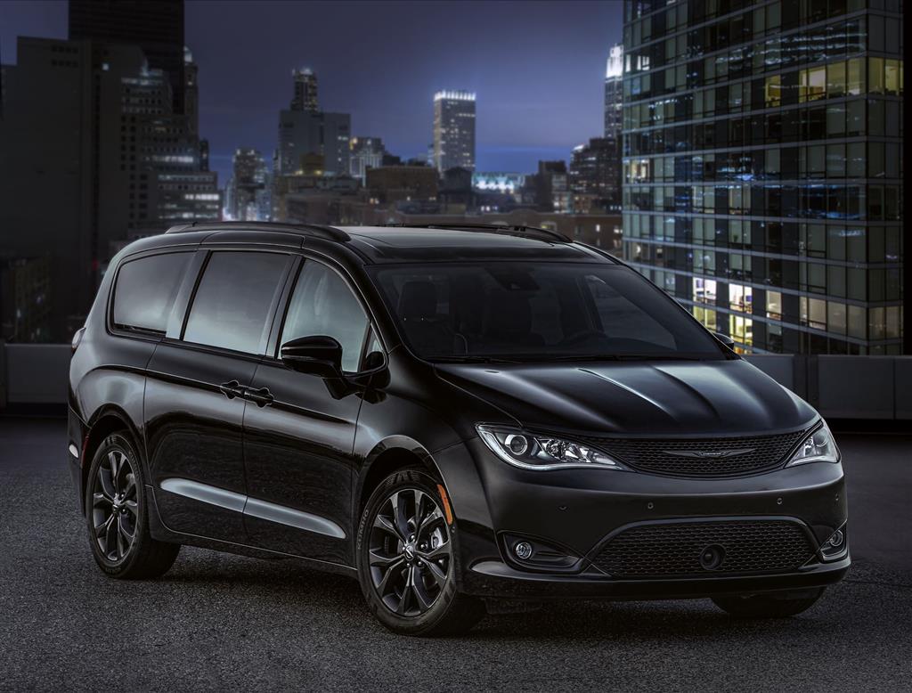 Une Chrysler Pacifica vue de trois quarts