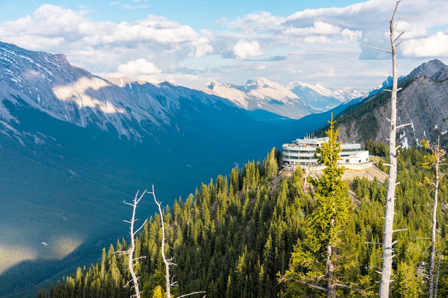 La station du sommet de la gondole de Banff, entourée de montagnes
